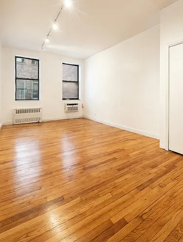 305 Spring St #3D Photo 1