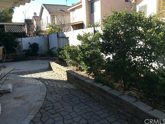 CUSTOM RETAINING WALL