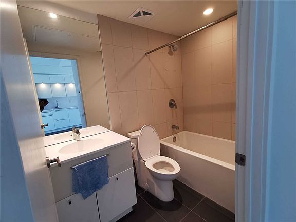 4th image of 15 Grenville St #3005