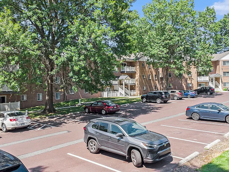 Maple Court Apartments — Photo 37