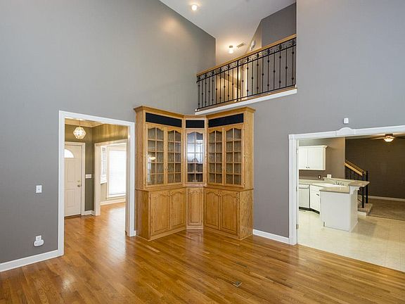 5th image of 102 Royal Glen Blvd