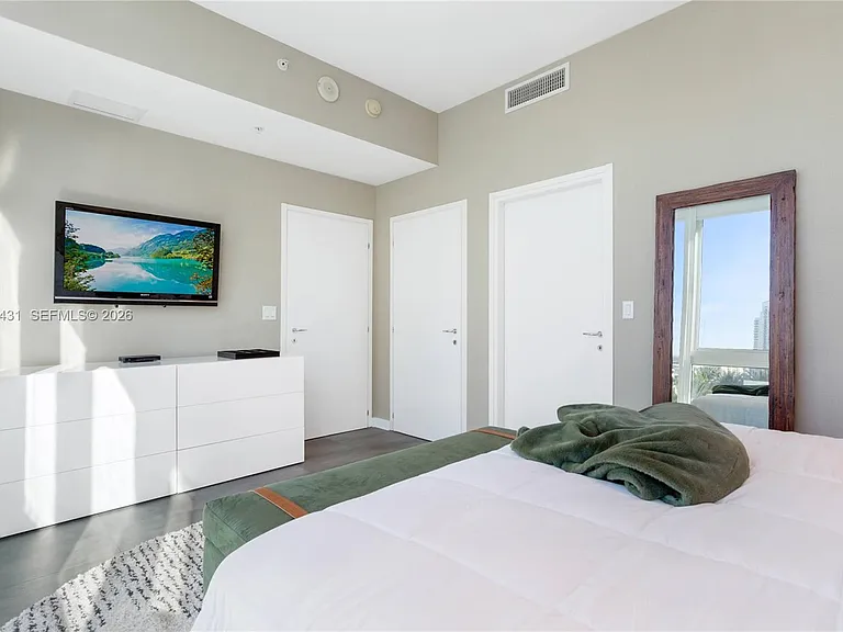 50 S Pointe Dr #609 — Photo 15