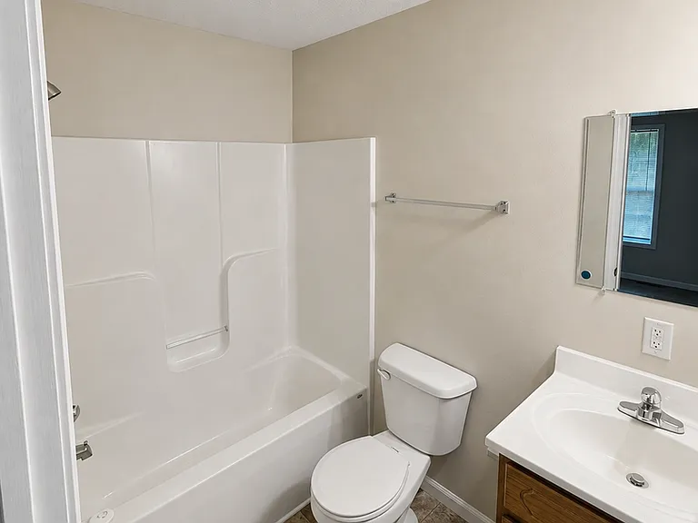 961 W Broad St — Photo 11