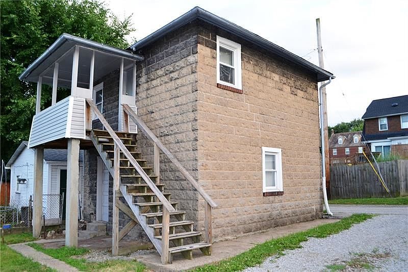 2nd image of 1124 Franklin St