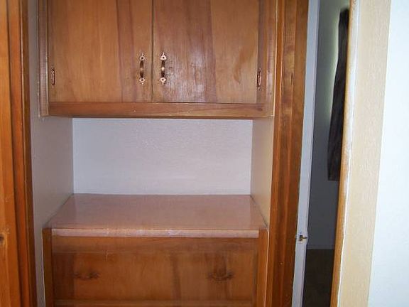 Linen outside Bath with e