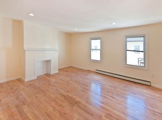 22 Pearsall Ave APT 1B, Freeport, NY 11520