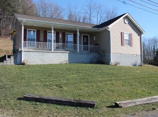 106 Cadle Ln, Mount Hope, WV 25880