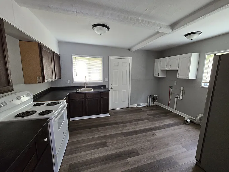 1010 Kinyon St — Photo 2