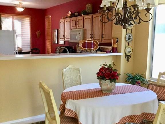 Dining area adjacent to kitchen...