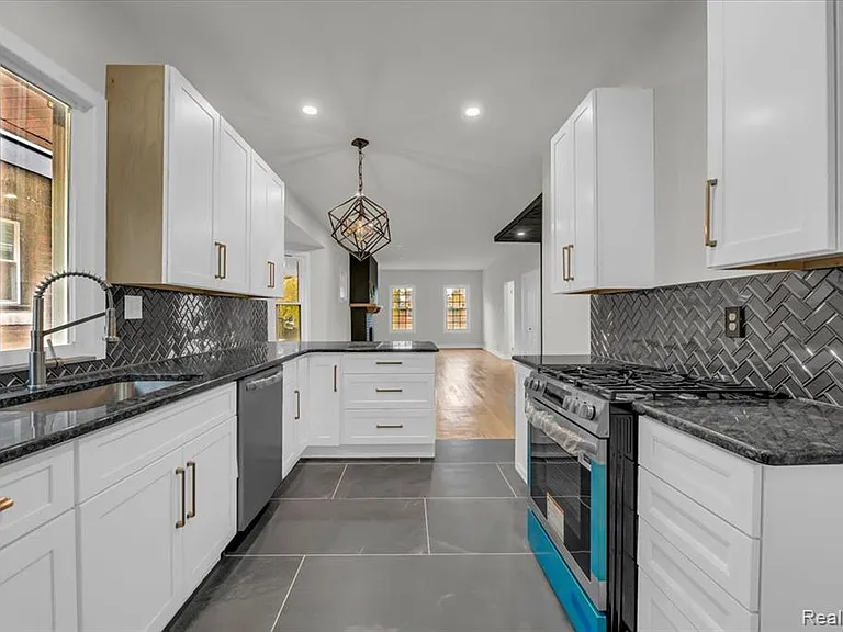 1502 Virginia Park St — Photo 7