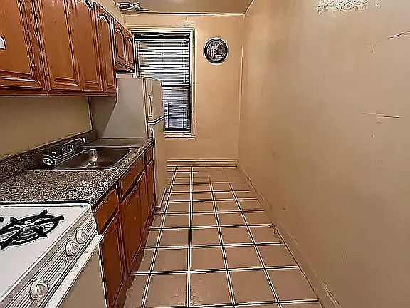 5th image of 79 Avenue O APT C3