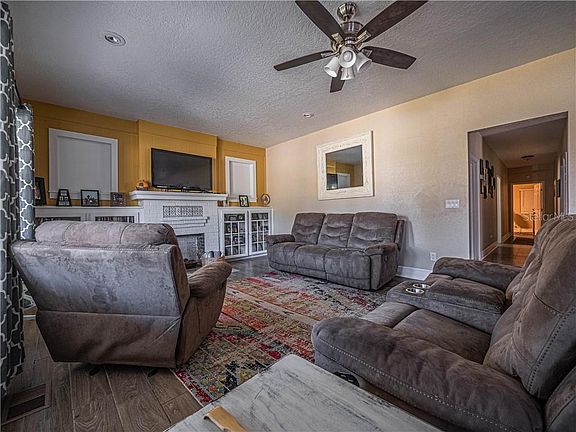 3rd image of 1015 Hibiscus Dr E