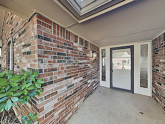 3rd image of 13905 Glen Oaks Pl