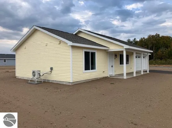 2532 Mockingbird Dr, Traverse City, MI 49685