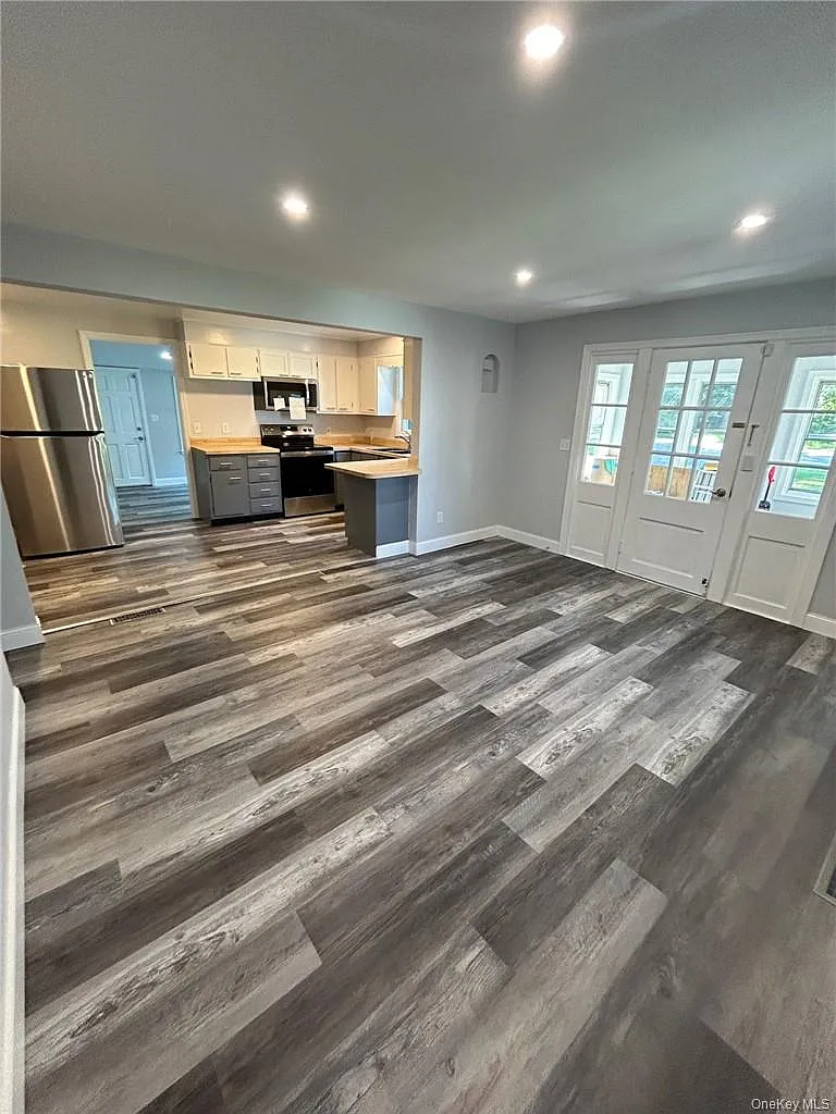 3 bed, 1.0 bath, 1100 sqft, $2,950 — Photo 3