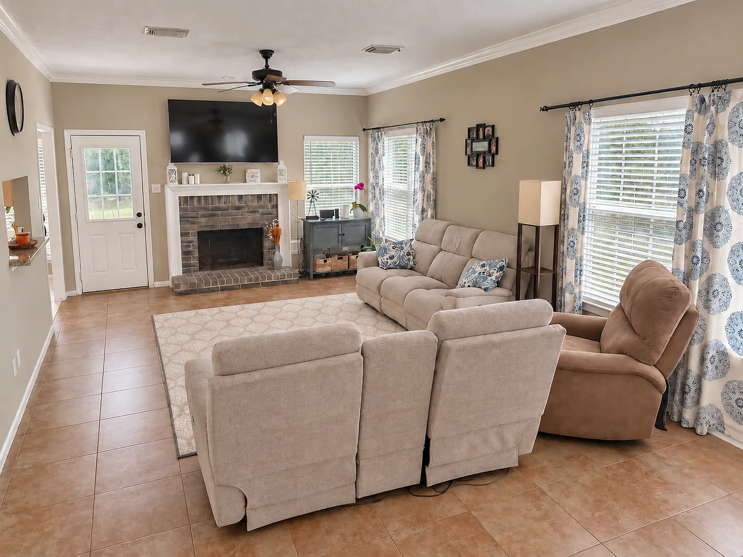 4 bed, 2.5 bath, 2027 sqft, $2,600 — Photo 3