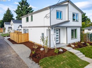 5825 SE Schiller St #A, Portland, OR 97206