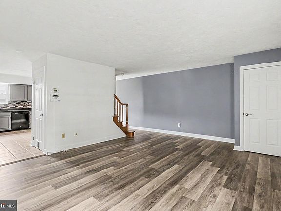 3rd image of 217 Georgetown Cir