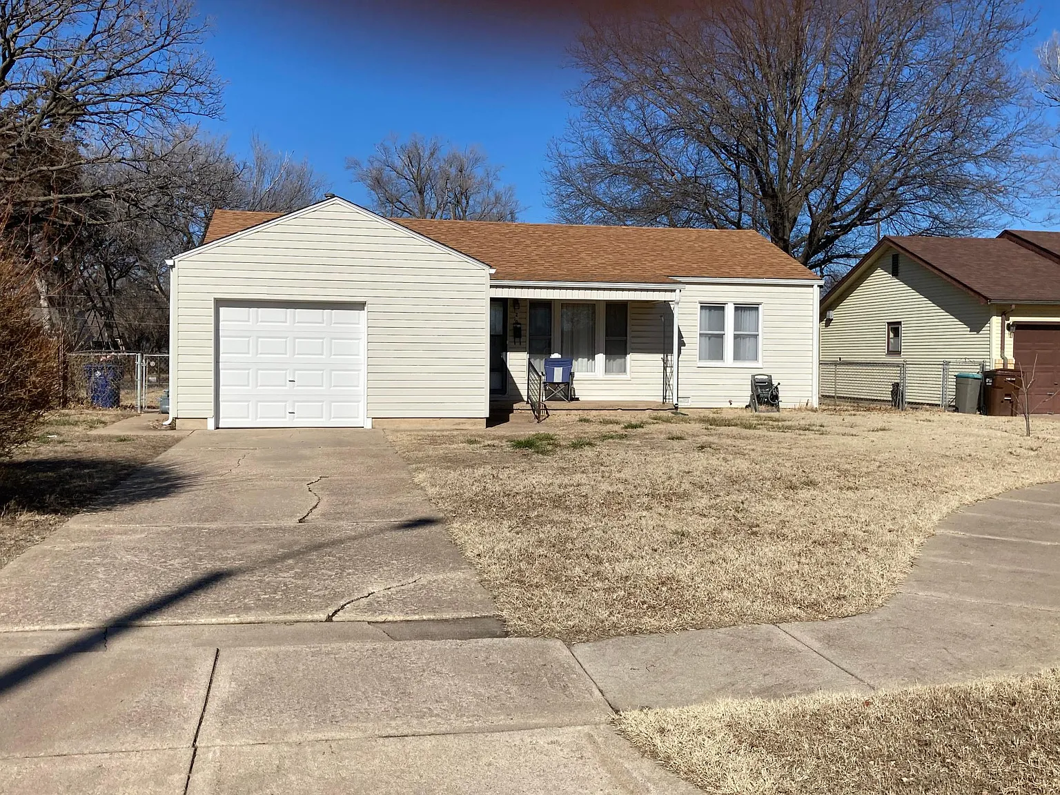 3 bed, 1000 sqft, $1,300 — Photo 1
