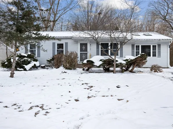 108 Seneca View Dr, Syracuse, NY 13209