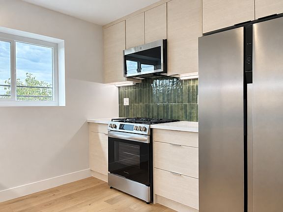 4th image of 632 E Carson St #7