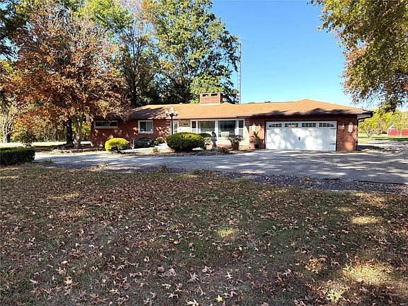 3rd image of 806 Lakeview Dr