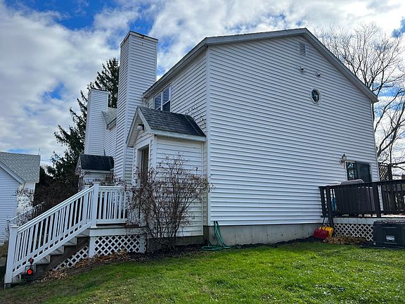 End unit with large side yard