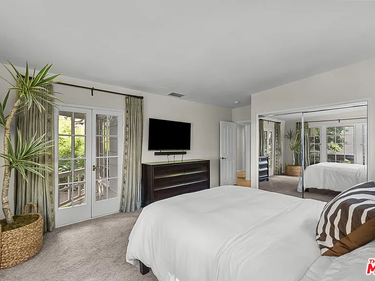 2377 N Beverly Glen Blvd — Photo 12