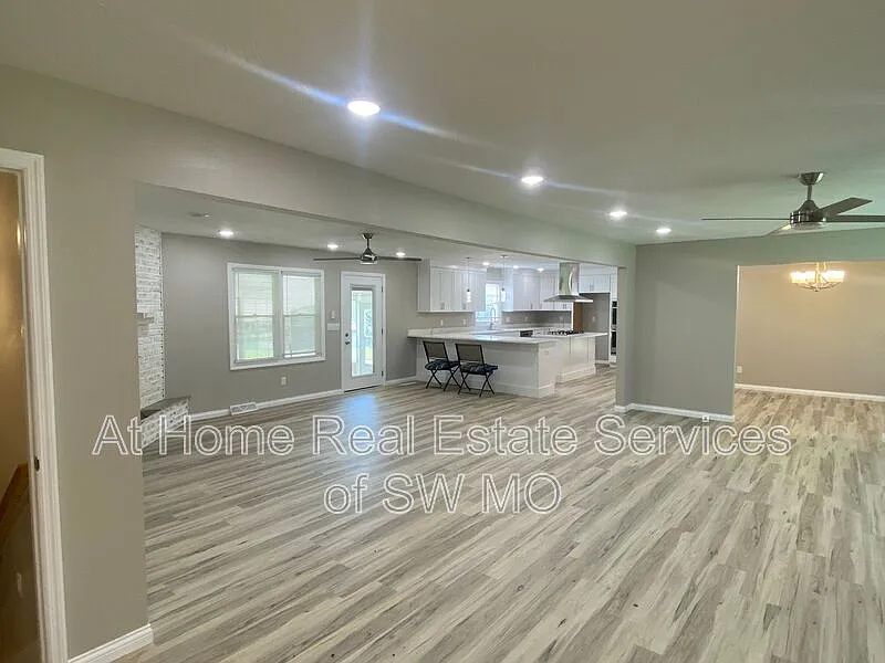 3 bed, 3.0 bath, 3500 sqft, $2,500 — Photo 2