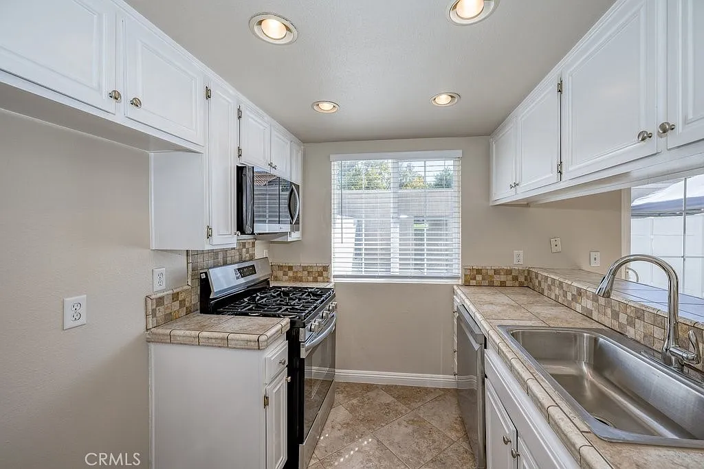 3 bed, 1285 sqft, $3,100 — Photo 4
