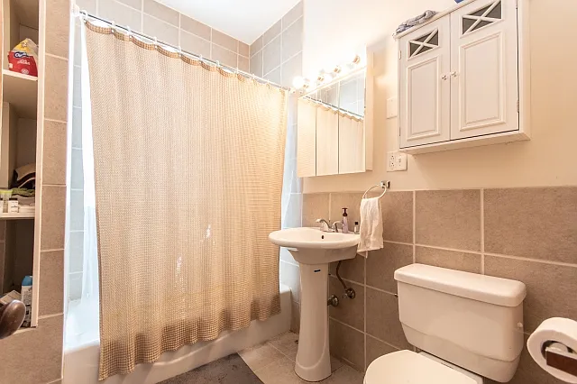 1440 W Addison St #2 — Photo 9