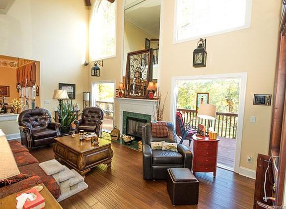 3rd image of 2910 Summer Ln
