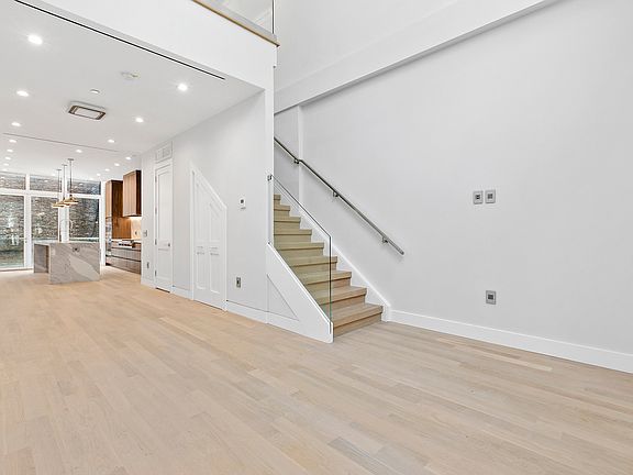 5th image of 535 Manhattan Ave