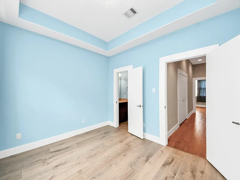 1807 W Webster St — Photo 24