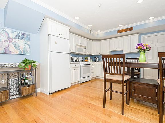 5th image of 372 Washington St Unit D