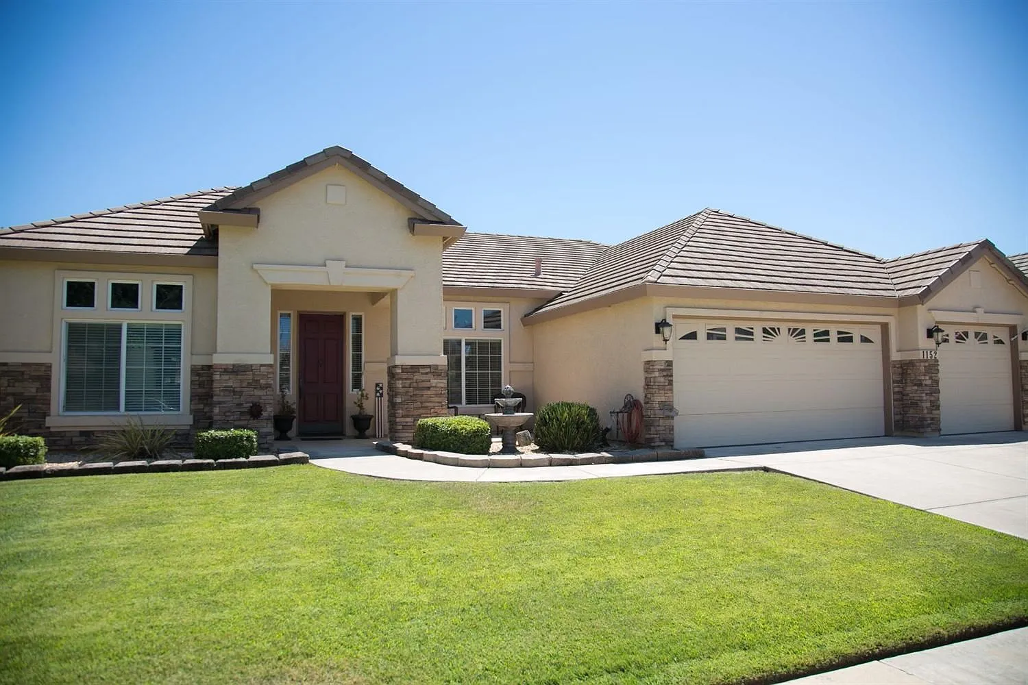 1152 Skyline Dr photo 1