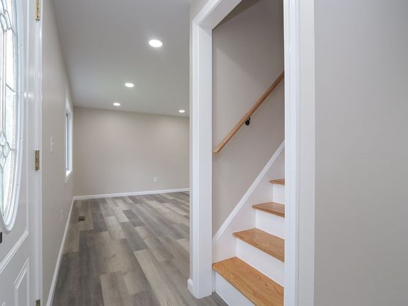 4th image of 27 Bostwick Ln