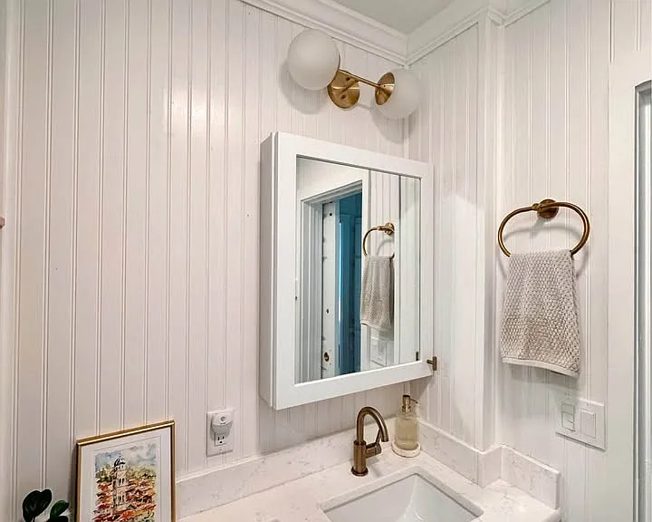 The quartz counter is easy to keep clean.