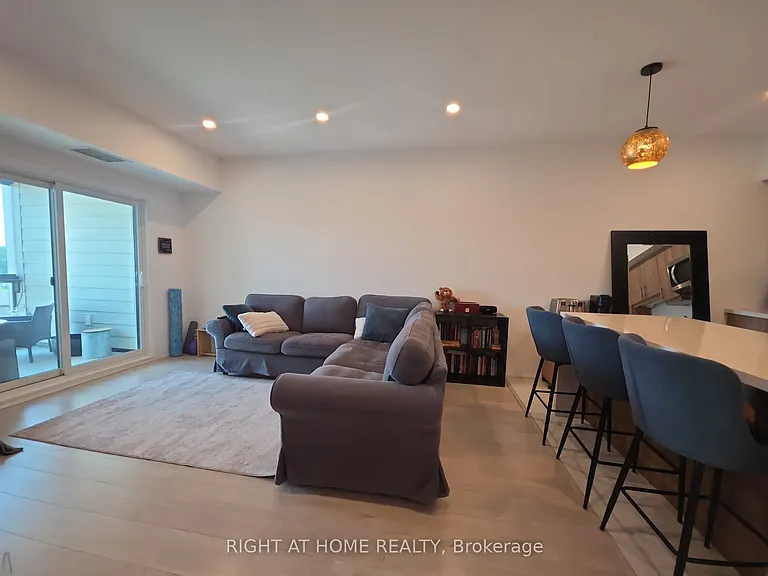 15 Kneeshaw Dr #405 — Photo 10