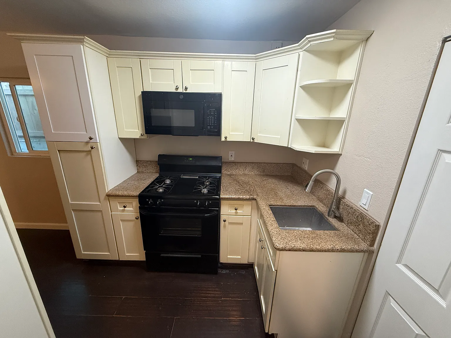 2 bed, 450 sqft, $2,099 — Photo 3