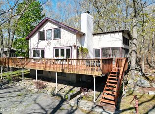 825 N Hillview Pl, Hawley, PA 18428