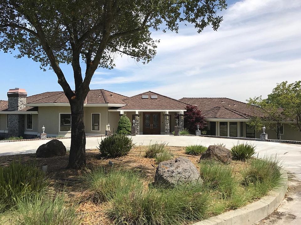 1st image of 165 Hilltop Dr