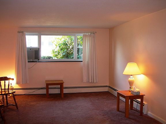 Living room w/ wall to wall carpet