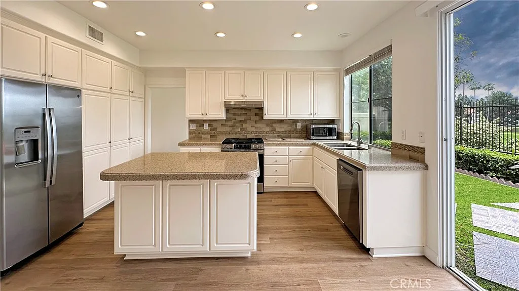 3 bed, 2.5 bath, 1937 sqft, $5,700 — Photo 4