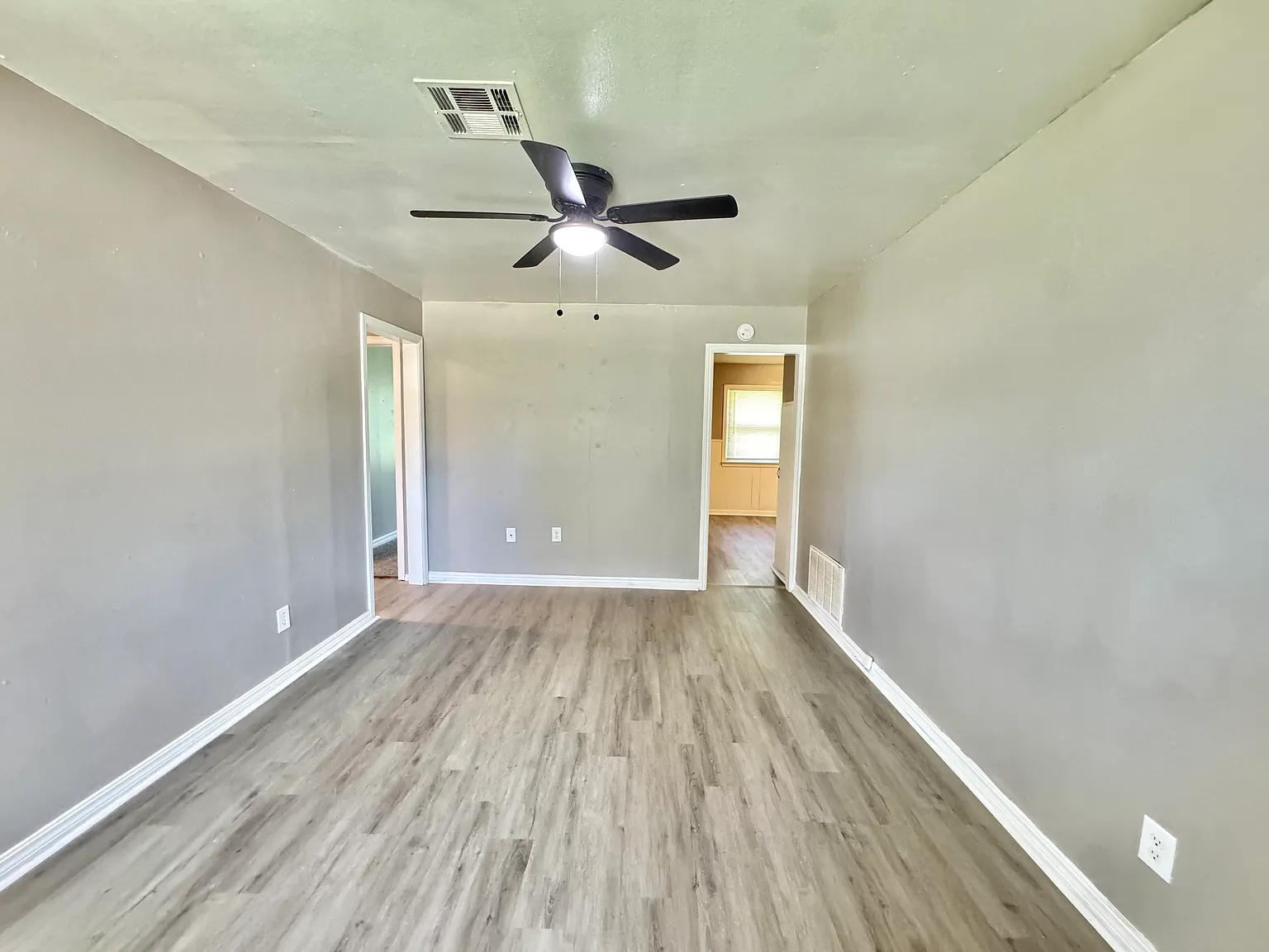 3 bed, 924 sqft, $1,085 — Photo 4
