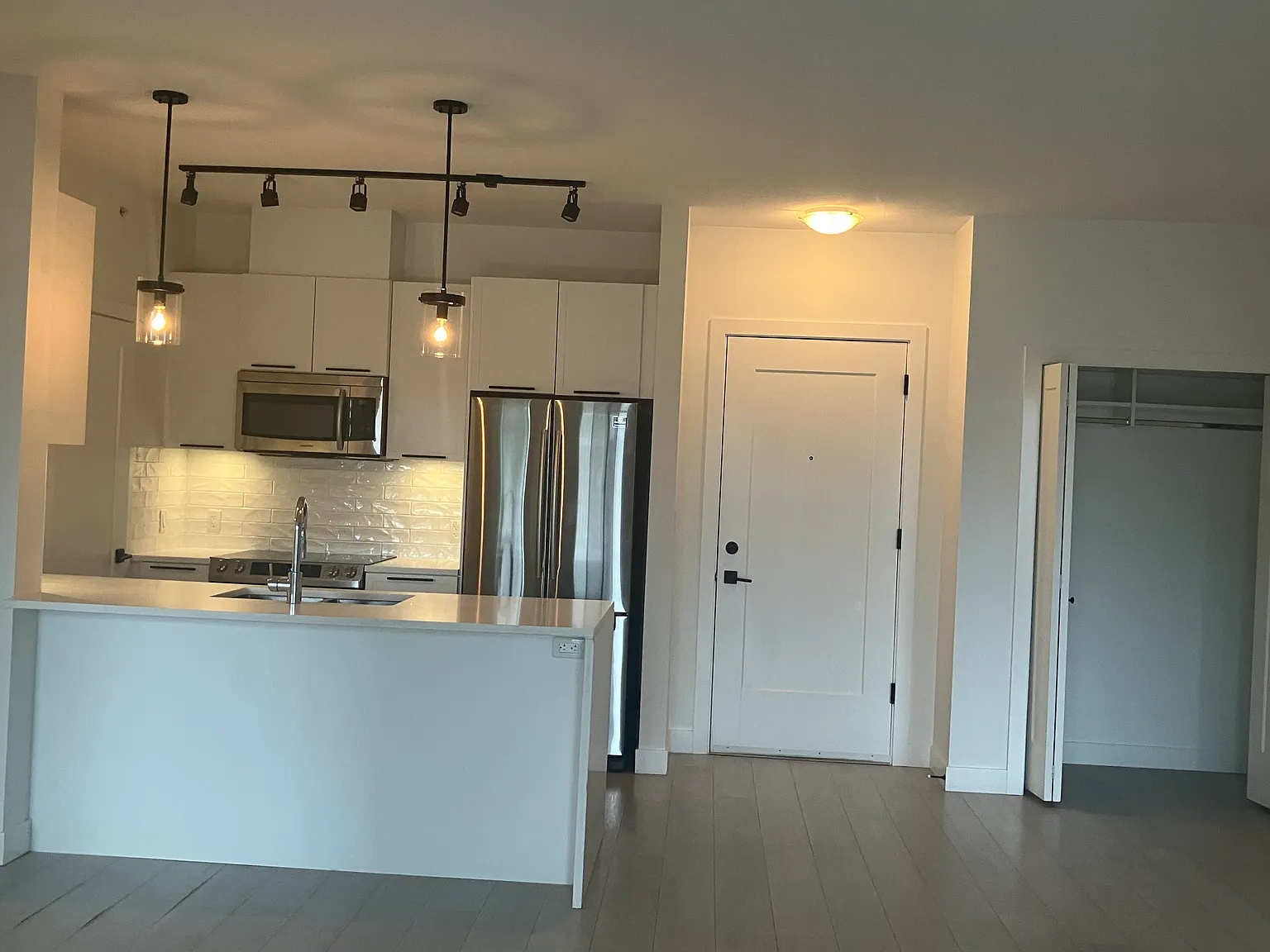 2 bed, 855 sqft, $1,900 — Photo 3