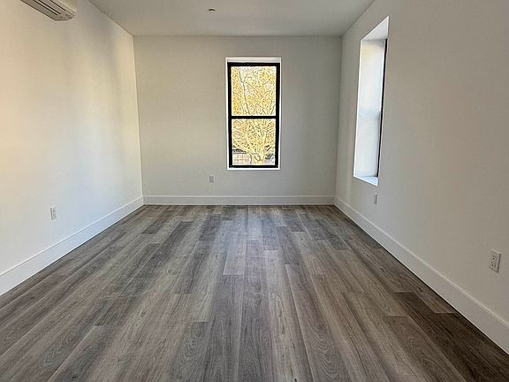 3rd image of 540 Jackson Ave #1E