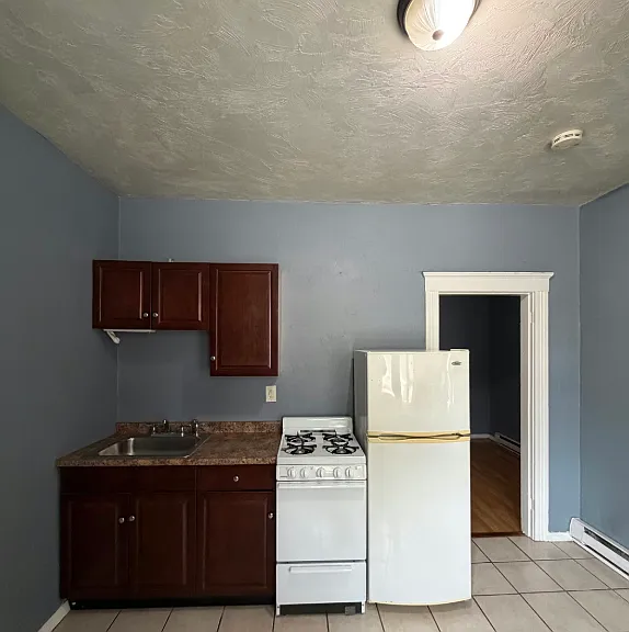 456 Eastern Ave Unit 2, Fall River 1st Floor 1BR! Heat by Electric, Hot Water Included! — Photo 2