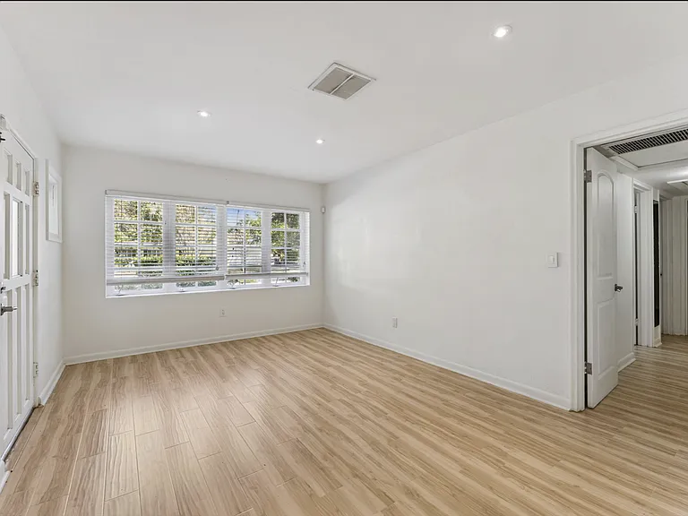 447 N Phelps Ave — Photo 3