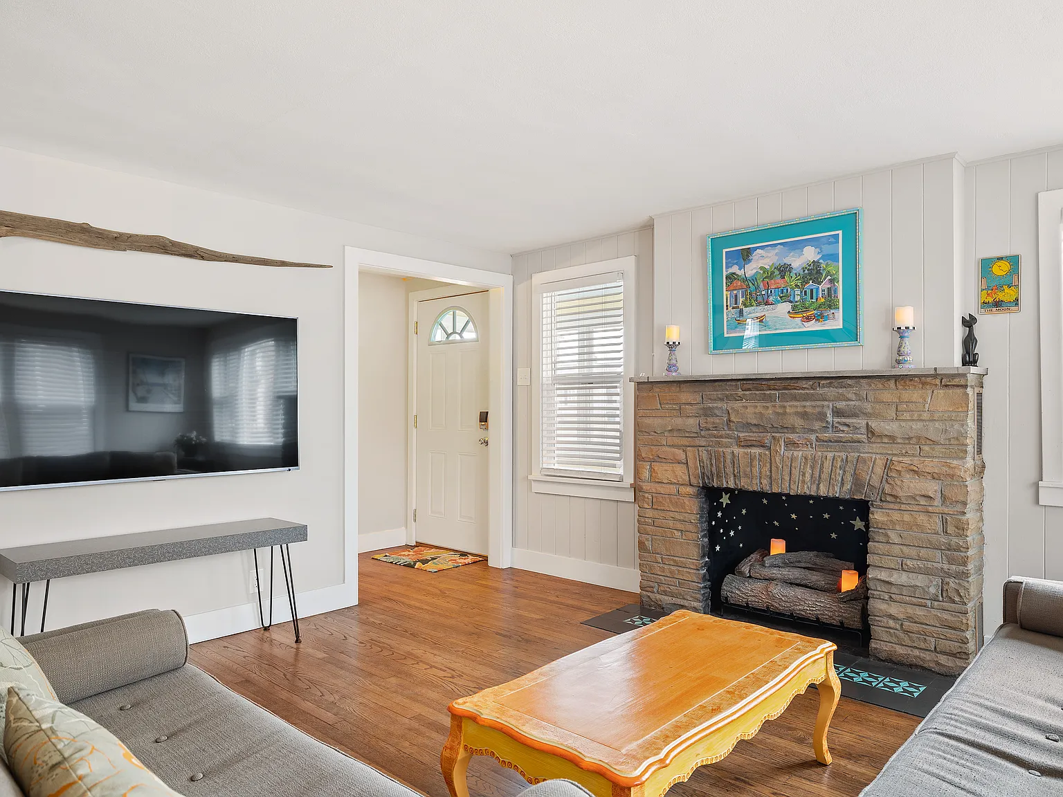 3 bed, $6,870 — Photo 2